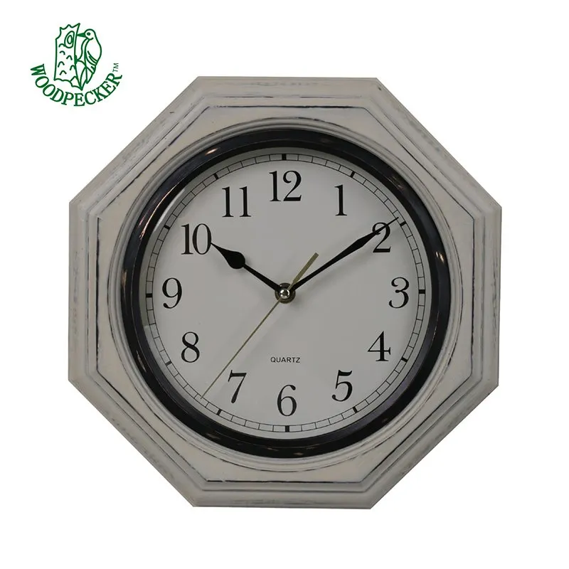 素朴な使い古された木製掛け時計